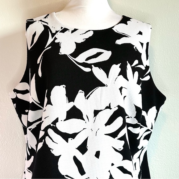 Calvin Klein | Black & White Floral Sleeveless Career Tank Blouse Top Size 1X - Picture 2 of 9